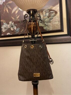Michael Michael Kors please check all picture of condition